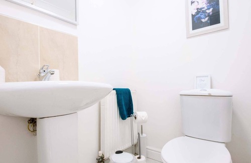 Newport House | 2 bedroom home, sleeps 4, Newport, junction 24, M4