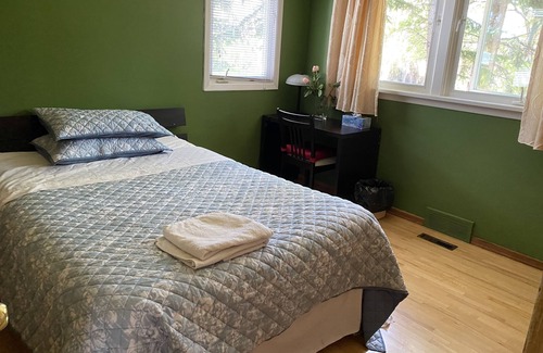 Banff Trail House | 2 bedroom house close to University & Foothill Hospital & Ctrain & SAIT