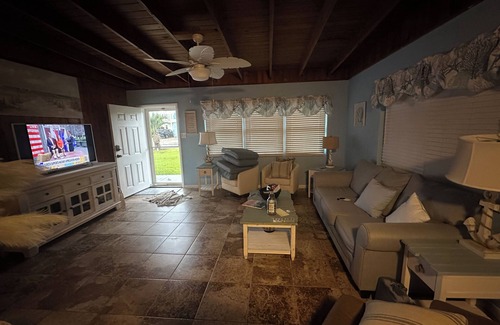Crystal Beach House | 2-bedroom house in Destin with WiFi, AC, golf cart, minutes away from the beach