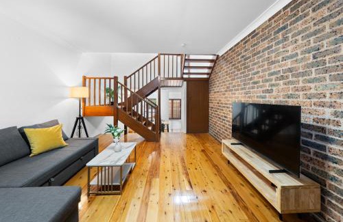 Darlington Apartment | 2-Bedroom House-Near city center Good for 6 Guests