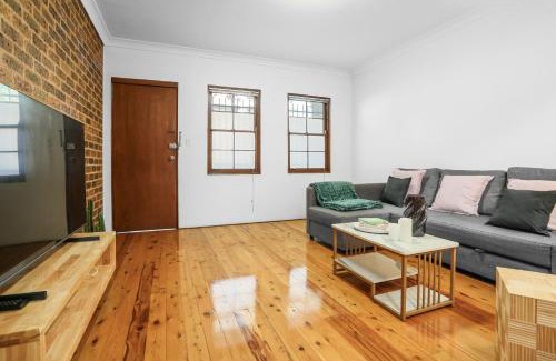 Darlington Apartment | 2-Bedroom House-Near city center Good for 6 Guests