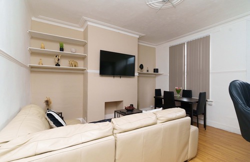 Harehills Apartment | 2 Bedroom House near Leeds with Smart TV & Netflix