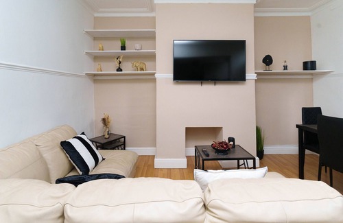 Harehills Apartment | 2 Bedroom House near Leeds with Smart TV & Netflix