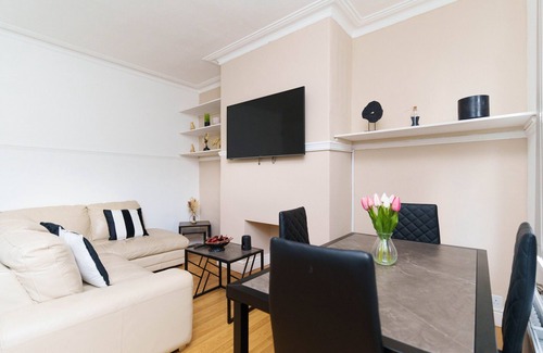 Harehills Apartment | 2 Bedroom House near Leeds with Smart TV & Netflix