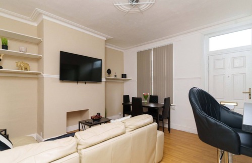 Harehills Apartment | 2 Bedroom House near Leeds with Smart TV & Netflix