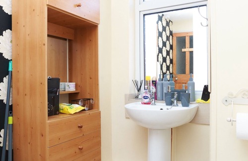 Leicester House | 2 Bedroom House - Sleeps 4 - Free Parking, Wifi