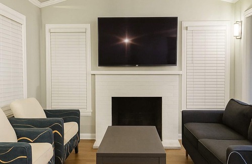 Mount Carmel House | 2-bedroom house with AC and Deck in Redwood City 2 free parking walk to Caltrain