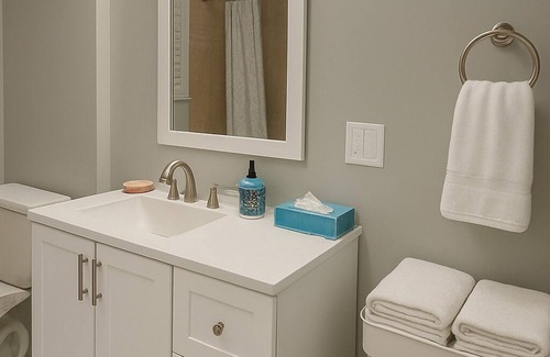 Mount Carmel House | 2-bedroom house with AC and Deck in Redwood City 2 free parking walk to Caltrain