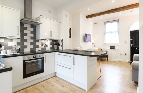 Shrewsbury House | 2 Bedroom House with Parking. Close to River walks