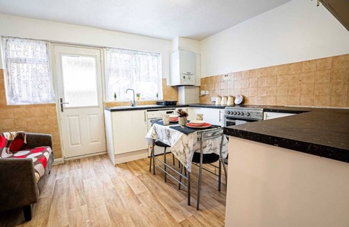 Plaistow South House | 2-Bedroom House with 2 Ensuites Sleeps 4