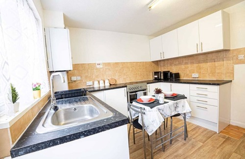 Plaistow South House | 2-Bedroom House with 2 Ensuites Sleeps 4