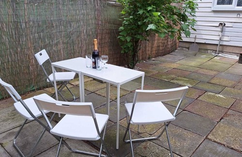 Plaistow South House | 2-Bedroom House with 2 Ensuites Sleeps 4