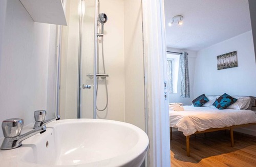Plaistow South House | 2-Bedroom House with 2 Ensuites Sleeps 4