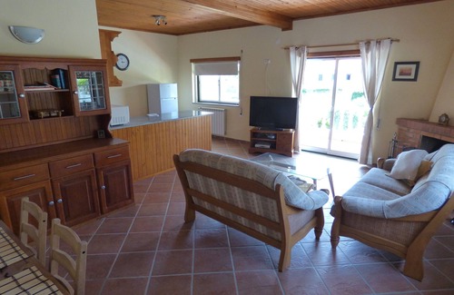 Mouronho House | 2 bedroom house with beautiful views, parking, garden and pool.