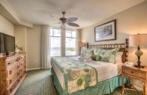 Fort Myers Beach Hotel | 2-Bedroom Island Getaway w/On-Site Dining & Relaxing Views