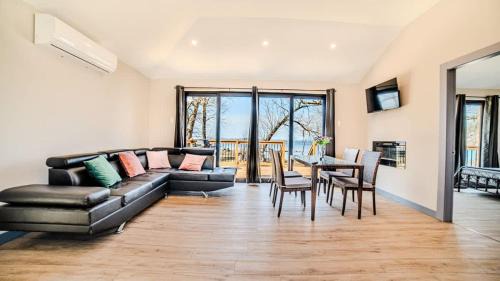 Harwood House | 2-bedroom Lake Front Cottage in Harwood ON #2