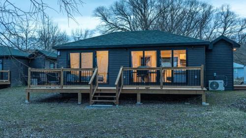 Harwood House | 2-bedroom Lake Front Cottage in Harwood ON #4