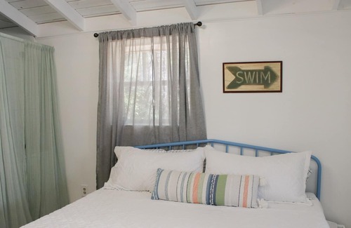 Southmont House | 2 Bedroom Lake Front - Private Dock - Huge kitchen