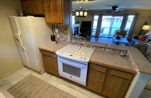 Lake Hamilton Condo | 2 bedroom lakefront Lake Hamilton condo with boat slip, minutes to Oaklawn.