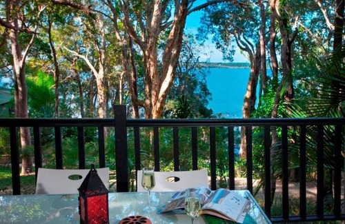 Weyba Downs House | 2 Bedroom Lakehouse - Absolute Lakefront Retreat minutes from Noosa -
