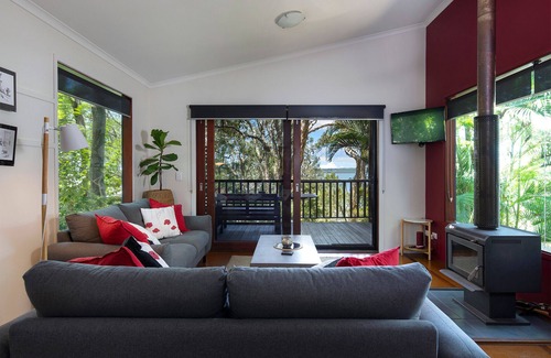 Weyba Downs House | 2 Bedroom Lakehouse - Absolute Lakefront Retreat minutes from Noosa -