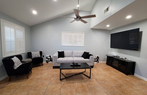 West End House | 2 Bedroom Lakeview w/ Fire pit and pool