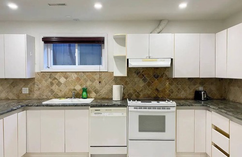Richmond Hill Apartment | 2 Bedroom Large & Open Concept Basement Apartment