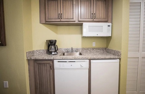 Port Canaveral Condo | 2-Bedroom Lock-Off Cape Canaveral Condo Beach Access