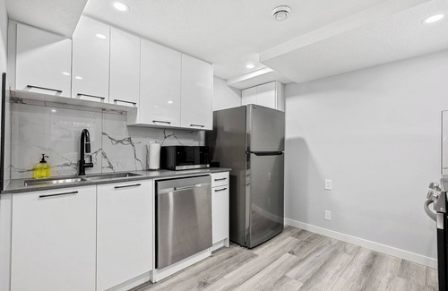Montgomery House | 2-Bedroom Lower Unit Near Bow River w Wifi & Desk