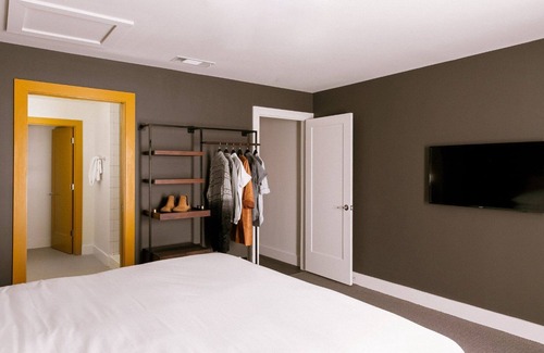 Rutledge Hill Hotel | 2 Bedroom Luxury Suite: Downtown Nashville w/Full Kitchen & Living