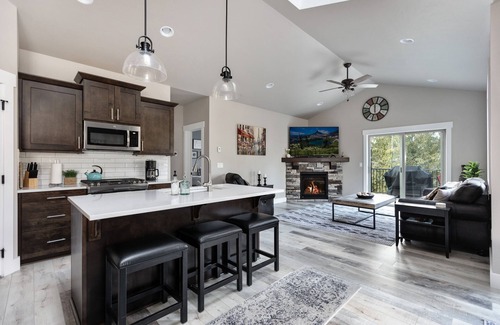 Columbia Falls Condo | 2 bedroom Meadowlake condo! Summer pool and hot tub! AC for hot summer days