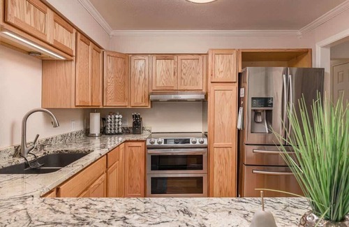 South Addition Apartment | 2 Bedroom Modern Condo in Heart of Downtown