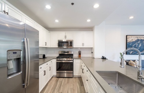 Mountain Village Condo | 2-Bedroom Mountain Escape With Private Balcony