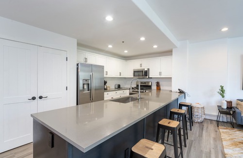 Mountain Village Condo | 2-Bedroom Mountain Escape With Private Balcony