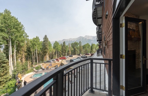 Mountain Village Condo | 2-Bedroom Mountain Escape With Private Balcony