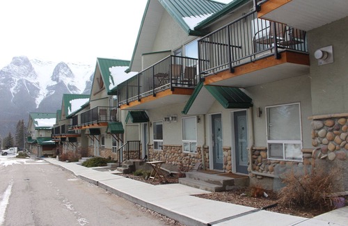 Harvie Heights House | 2 bedroom Mountain View Suite Getaway, right at the gate of Banff National Park.