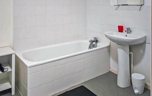 Le Pellerin Apartment | 2 Bedroom Nice Apartment In Le Pellerin