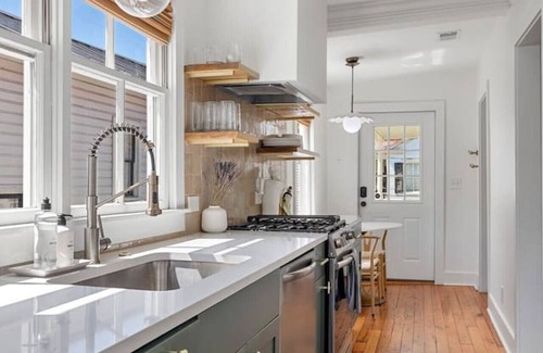 Cannonborough Elliotborough Apartment | 2 Bedroom + Office - 3 Blocks to King Street