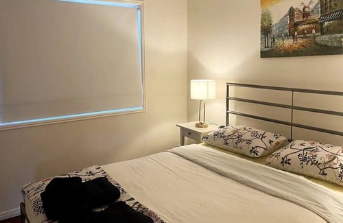 East Brisbane Apartment | 2 bedroom, overlooking park, 5min to city.