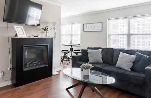 Country Club Plaza Area Apartment | 2 Bedroom Penthouse One Blk to KC Plaza Pool/Gym