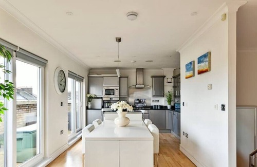 Shaftesbury Apartment | 2 bedroom penthouse with terrace