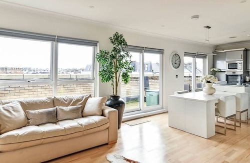 Shaftesbury Apartment | 2 bedroom penthouse with terrace