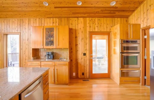 Crumpler Cabin | 2 bedroom pet friendly cabin near hiking and the new river