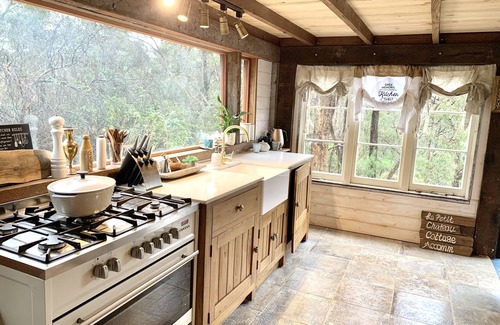 Bridgetown Cottage | 2 bedroom Riverside cute character Cottage In Bridgetown that sleeps 6