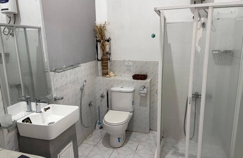 Kandy Apartment | 2-bedroom riverside first floor apartment in beautiful Kandy with AC, WiFi