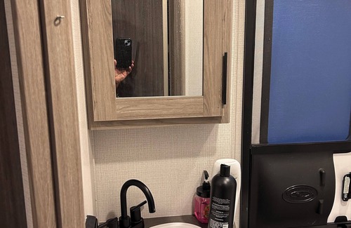 Belleview Heights House | 2-bedroom RV in perfect Summerfield with AC close to the water springs in Ocala