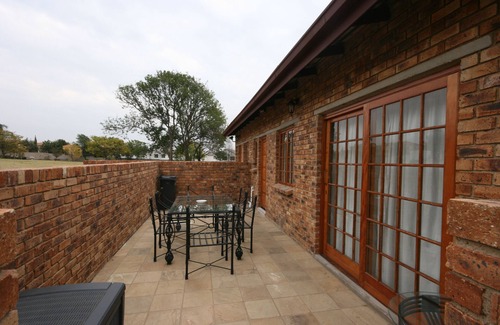 Greater Johannesburg Metropolitan Area Apartment | 2 Bedroom Self-Catering accommodation in Johannesburg, Fourways (Sleep 5)