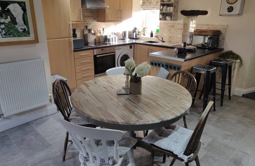 Roch Cottage | 2 bedroom sleeps 5 dog-friendly coastal cottage. 5 Star comfort, character and location.