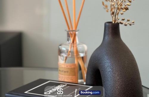 Oxford City Centre Apartment | 2 Bedroom Spacious Duplex with Free Parking Near The University - By Spencer & Jackson Short Lets & Serviced Accommodation Oxford