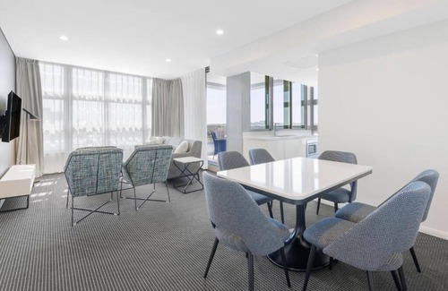 Zetland Apartment | 2-Bedroom Suite in Superb Zetland Sydney